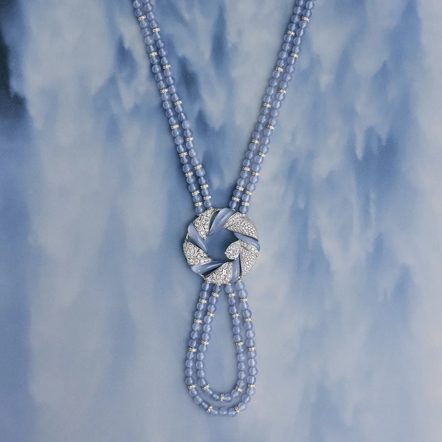 De Beers London Vibrations: Sautoir Cascade aus hellblauen Chalcedonperlen mit Diamantknoten