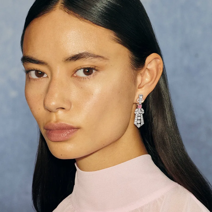 Modell mit einem Ohrring Shimmer aus der Kollektion Vibrations von De Beers London