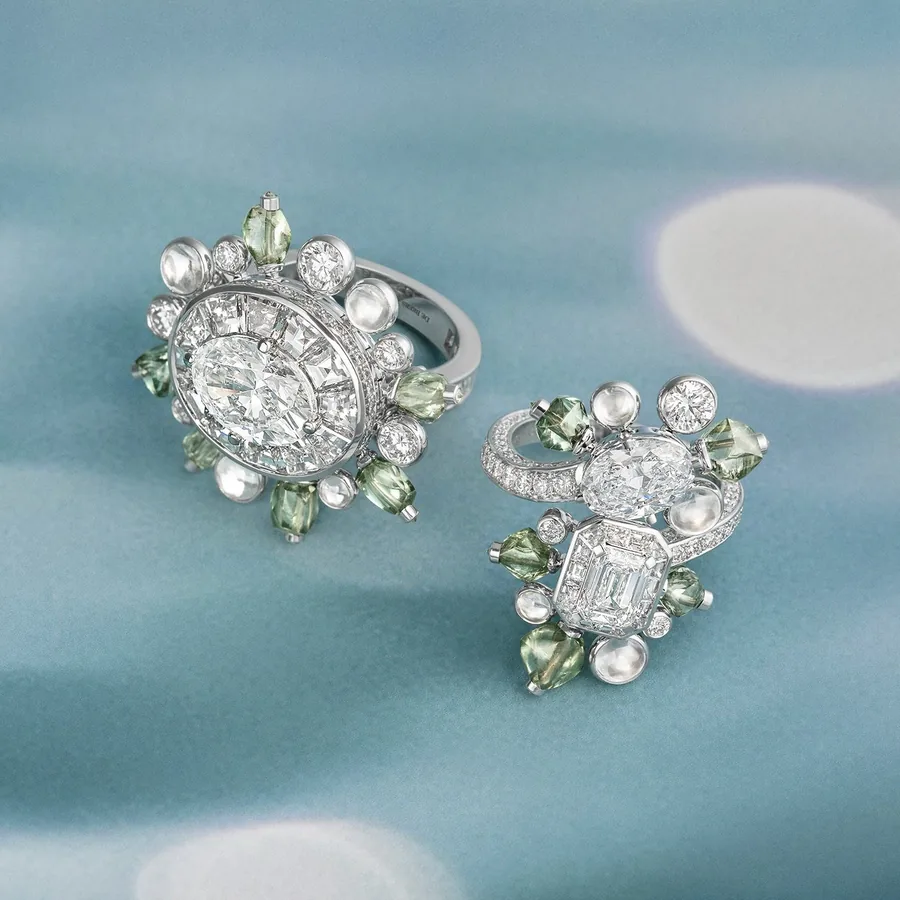 Zwei Ringe Undulation von De Beers London mit grünen Rohdiamanten und Diamanten im Cabochonschliff