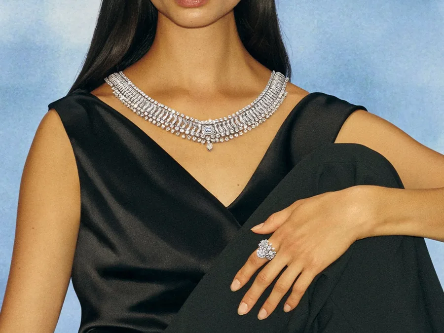 Modell mit Diamantcollier und Ring aus dem Set Echo der Kollektion Vibrations von De Beers London
