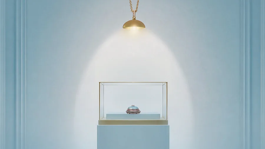 Fabergé The Art of Wonder: eine Kreation in einer beleuchteten Vitrine, das Motiv der Londoner Ausstellung