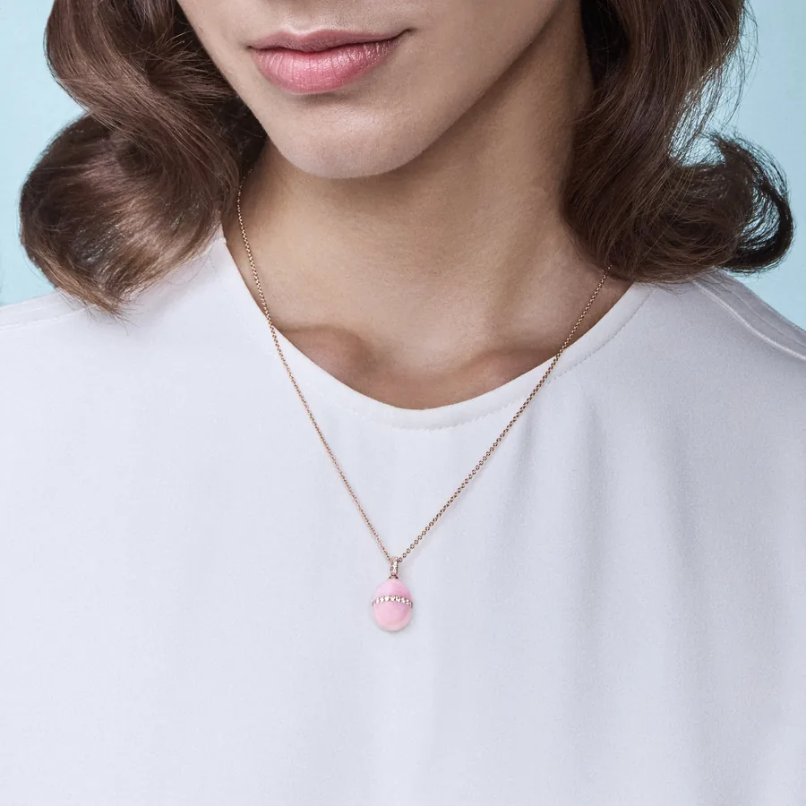 Modell trägt den Fabergé Forever-Eianhänger aus rosa Opal