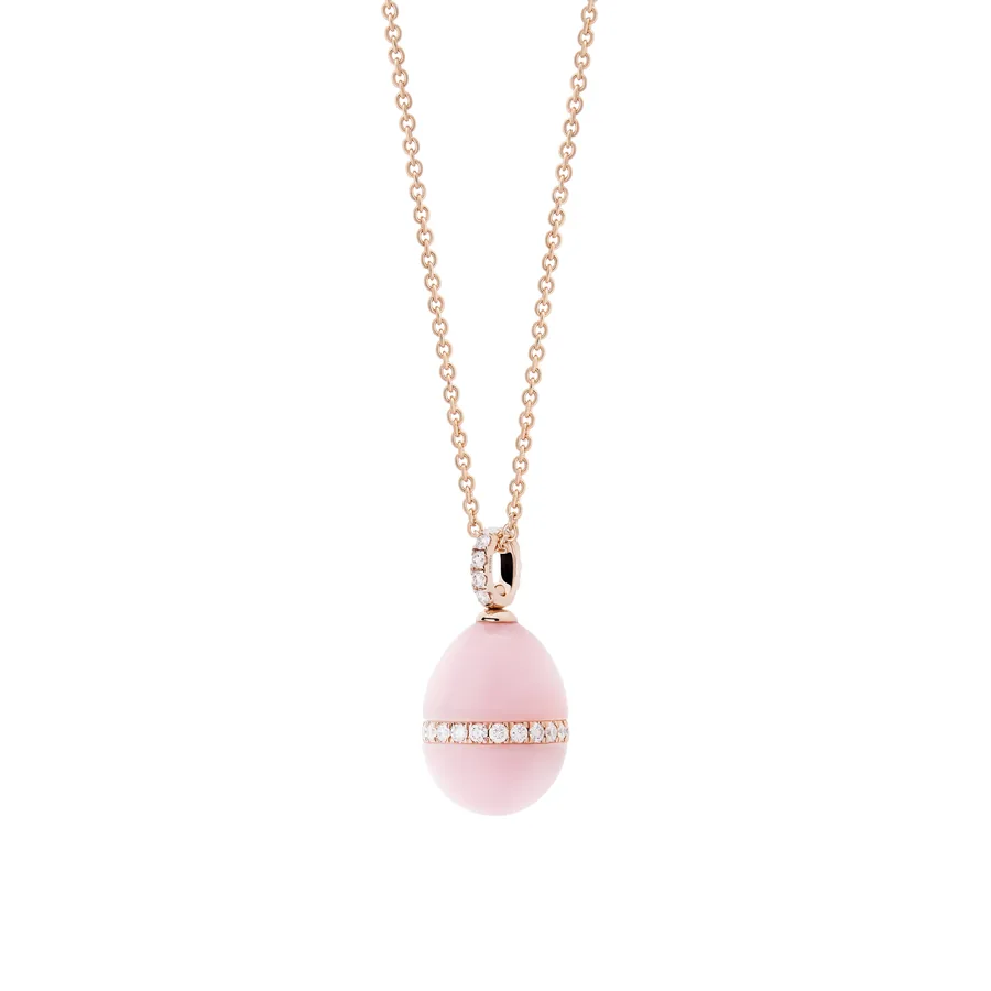 Fabergé Forever-Eianhänger aus rosa Opal an seiner 50 Zentimeter langen Ankerkette aus Roségold