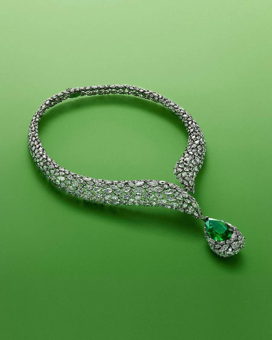 Messika Collier Delta Sacré aus Terres de Contrastes mit mehr als 600 Diamanten und einem tropfenförmigen Smaragd von 12,81 Karat
